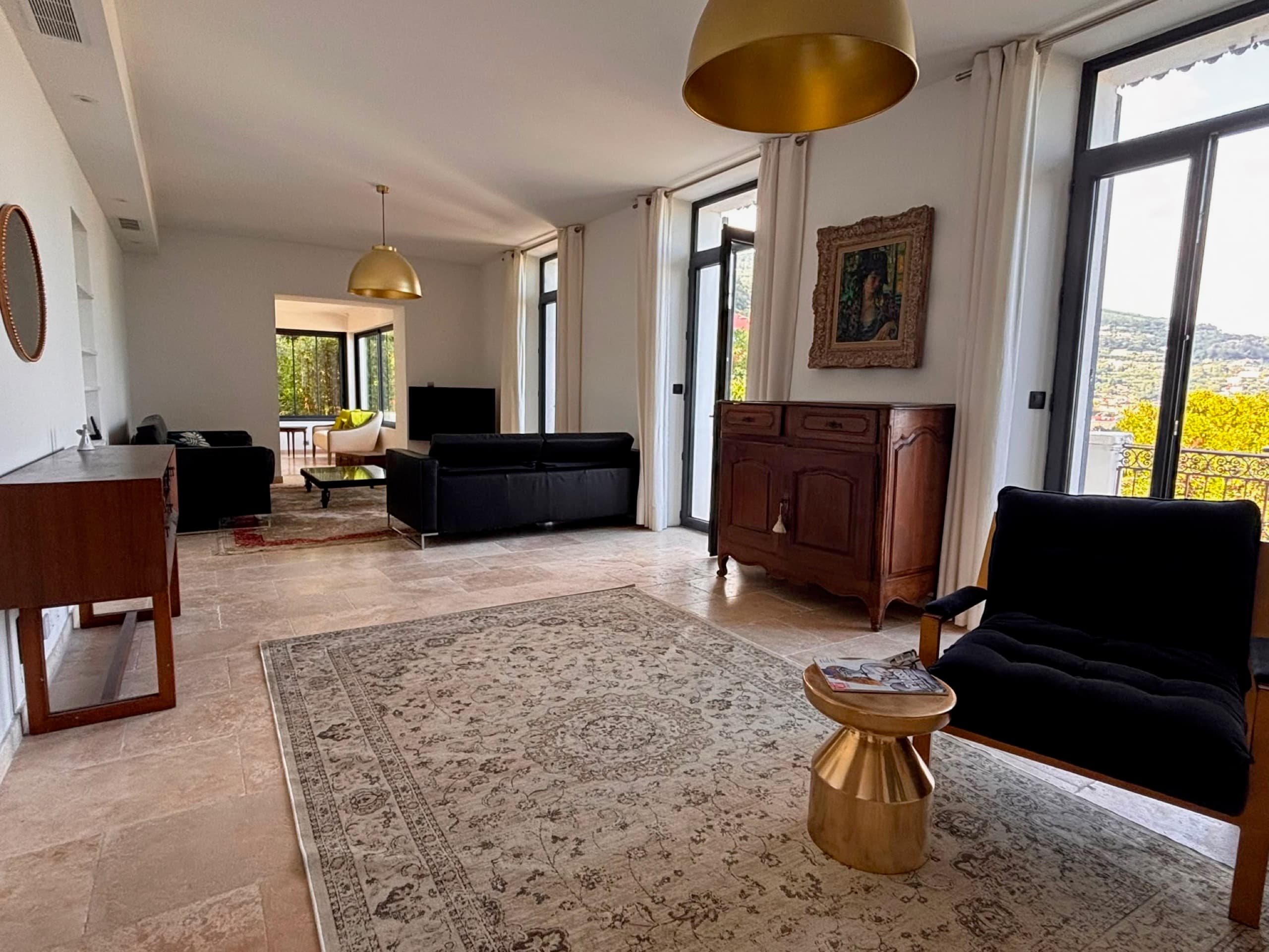 Cinq chambres, trois étages, un jardin sur les collines